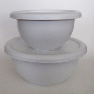Set of 2 Plastic Mixing / Storage Bowls with Lids
